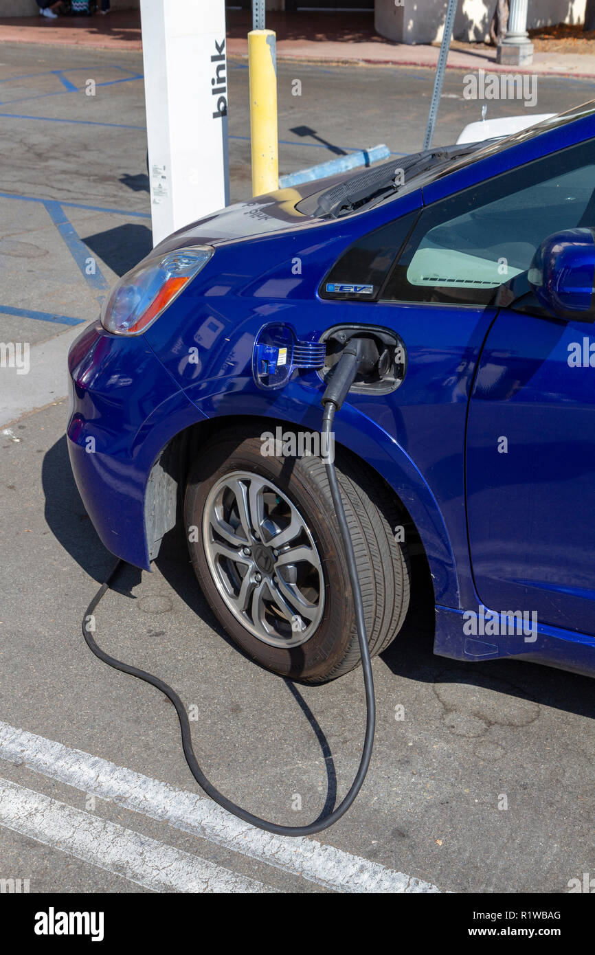 Eine Blnk Elektrofahrzeug aufladen an eine Ladestation im Balboa Park, San Diego, California, United States. Stockfoto