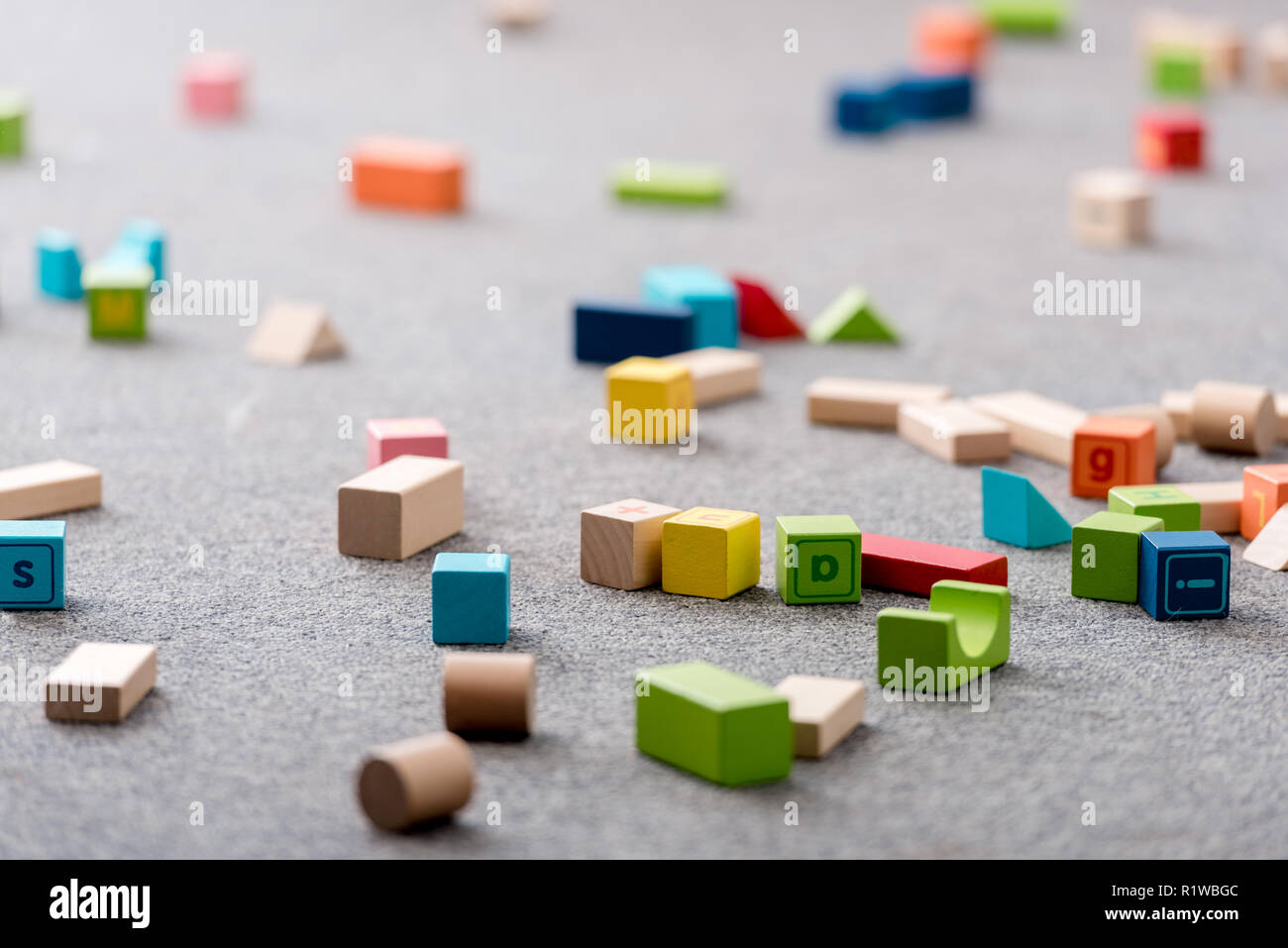 Bunte Spielzeug Würfel und Alphabet Blöcke Stockfoto