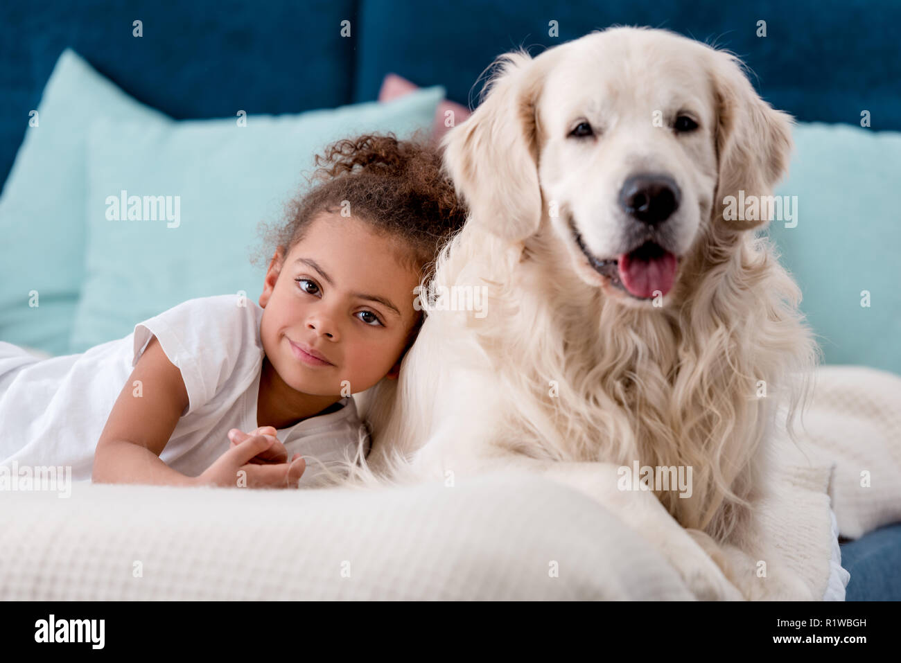 Adorable african american Kind mit Hund glücklich lächelnd an Kamera Stockfoto