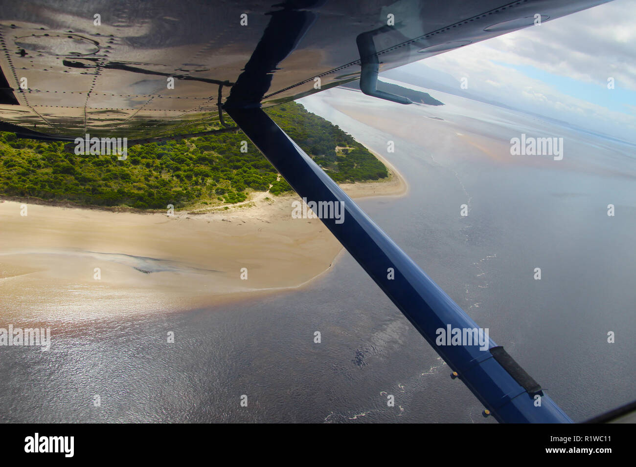 Mit dem Wasserflugzeug über Tasmanien Coast Australien fliegen von STRAHAN an der West Küste. Antenne Landschaft. Cessna 172. Stockfoto