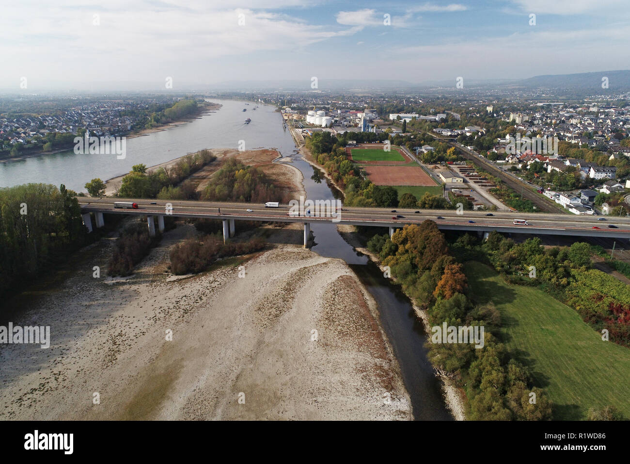 Geringe wasser Rhein Arm zwischen Bendorf und die Insel Graswerth, Drone schoß, Bendorf, Rheinland-Pfalz, Deutschland Stockfoto