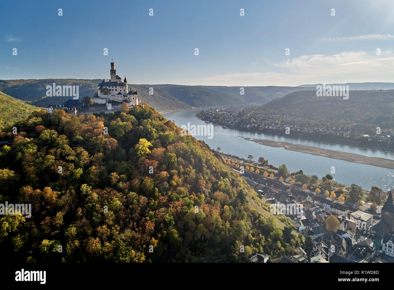 Marksburg im UNESCO Weltkulturerbe Oberes Mittelrheintal hoch über dem Rhein in der Nähe von Braubach, drone Schuß Stockfoto