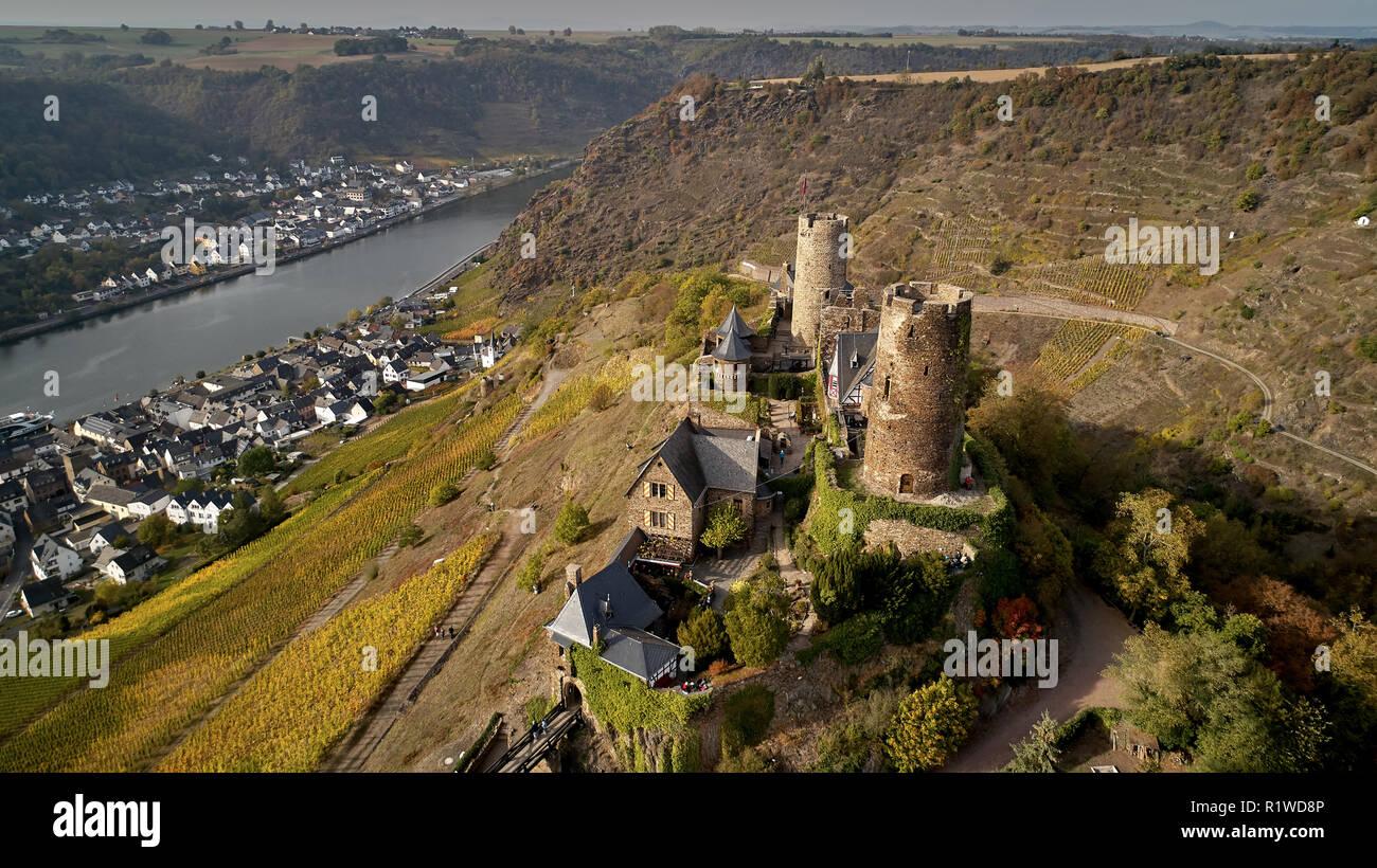 Burg Thurant hoch über der Mosel in der Nähe von Felsberg, Drone, Alken, Rheinland-Pfalz, Deutschland Stockfoto