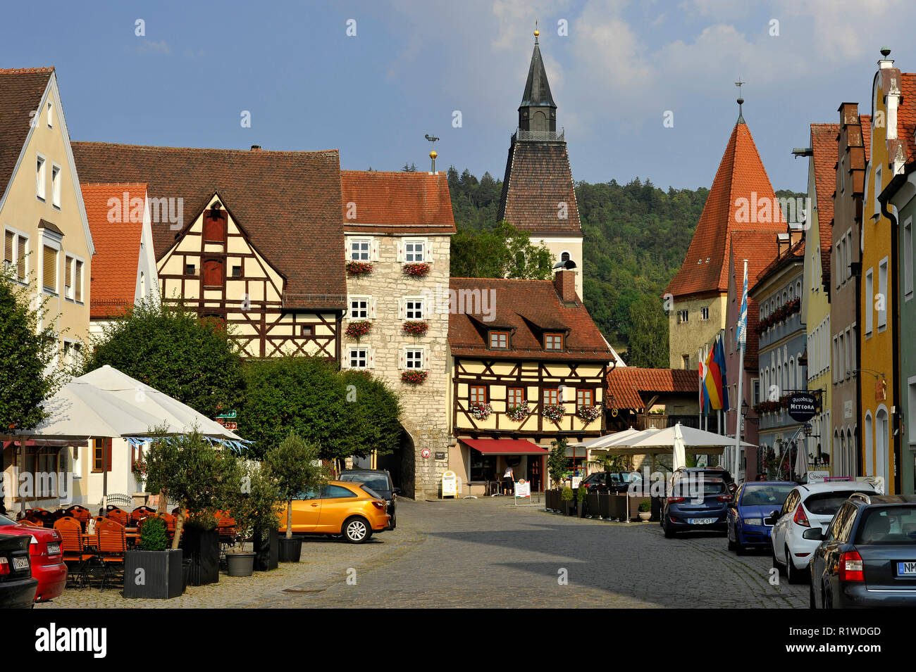 Mittelalterliche Tor der Turm, der Kirche St. Lorenz auf der Rückseite, Brick Tower oder Allioturm auf der rechten Seite, Berching Pettenkoferplatz Stockfoto