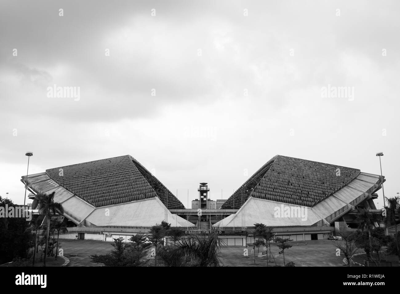 SHAH ALAM, MALAYSIA - 12. NOVEMBER 2018: Shah Alam Stadium Struktur in Schwarz und Weiß Stockfoto