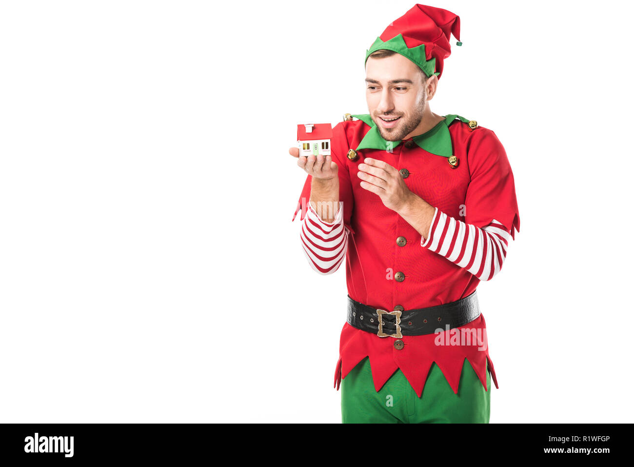 Glückliche Menschen in Weihnachtself kostüm Holding Haus Modell auf  weissem, Immobilien Verkauf und Versicherung Konzept isoliert  Stockfotografie - Alamy