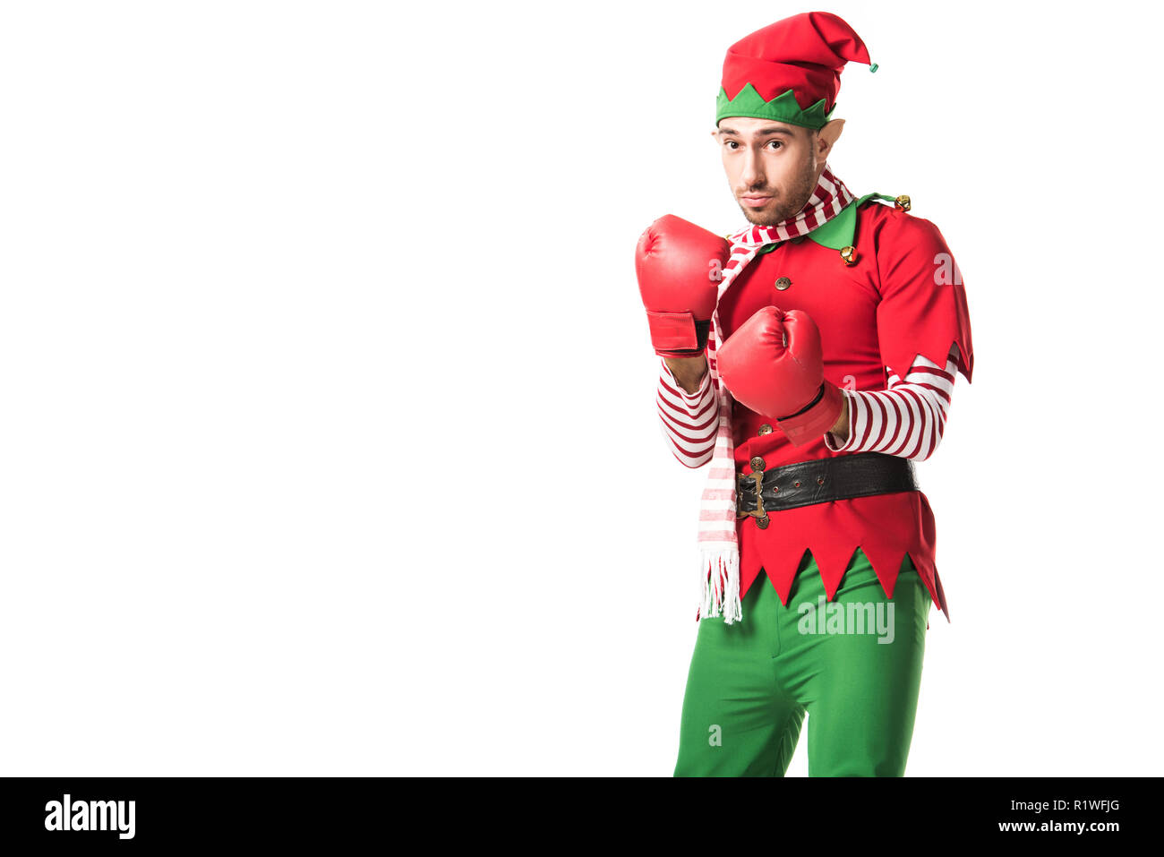 Fokussiert man in Weihnachtself kostüm rot Boxhandschuhe und bereit für den Kampf isoliert auf weißem Stockfoto
