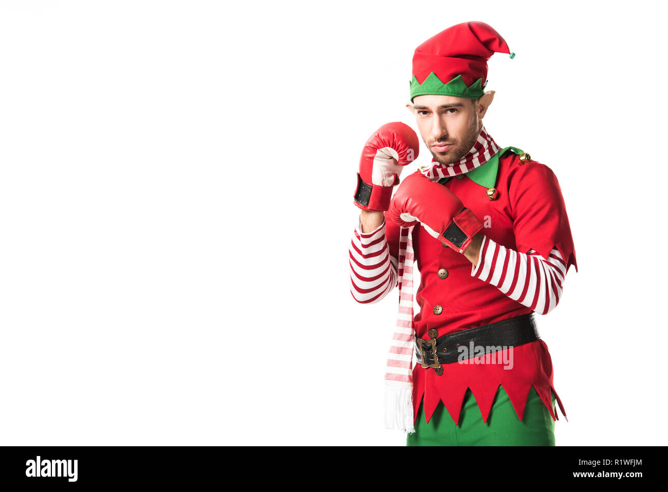 Fokussiert man in Weihnachtself kostüm rot Boxhandschuhe isoliert auf weißem Stockfoto