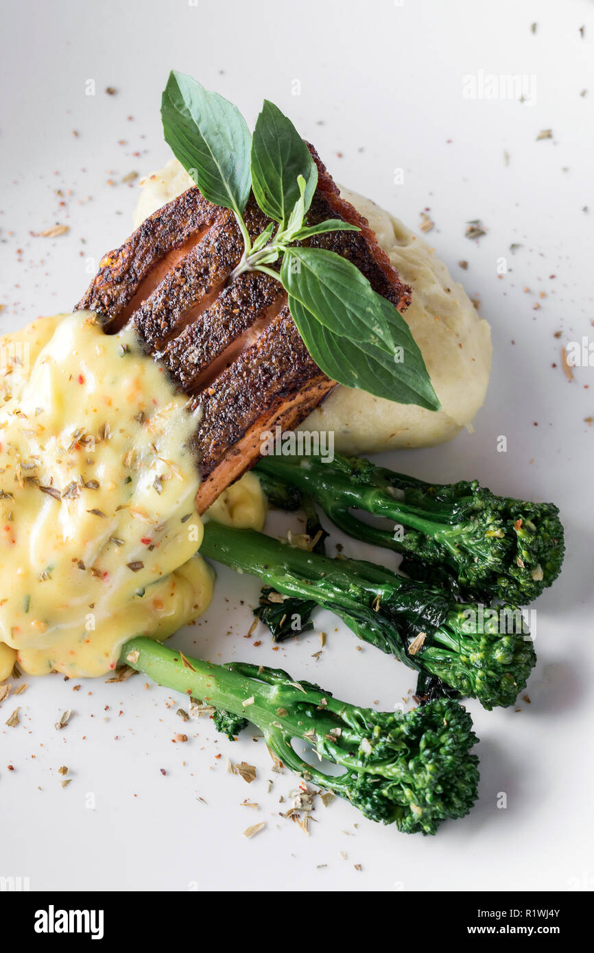 Gegrillter Lachs Fischfilet mit Kartoffelpüree und Dijon Senf Sauce Stockfoto