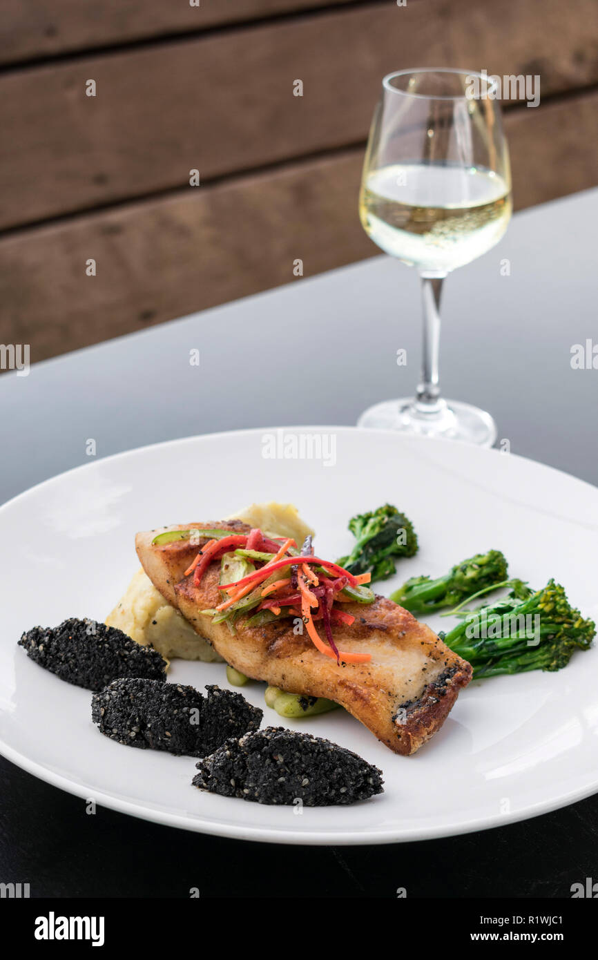 Red Snapper Fischfilet mit Gemüse und schwarzen Reis mit schwarzem Sesam asiatische moderne Fusion Gericht in Melbourne, Australien, Restaurant Stockfoto