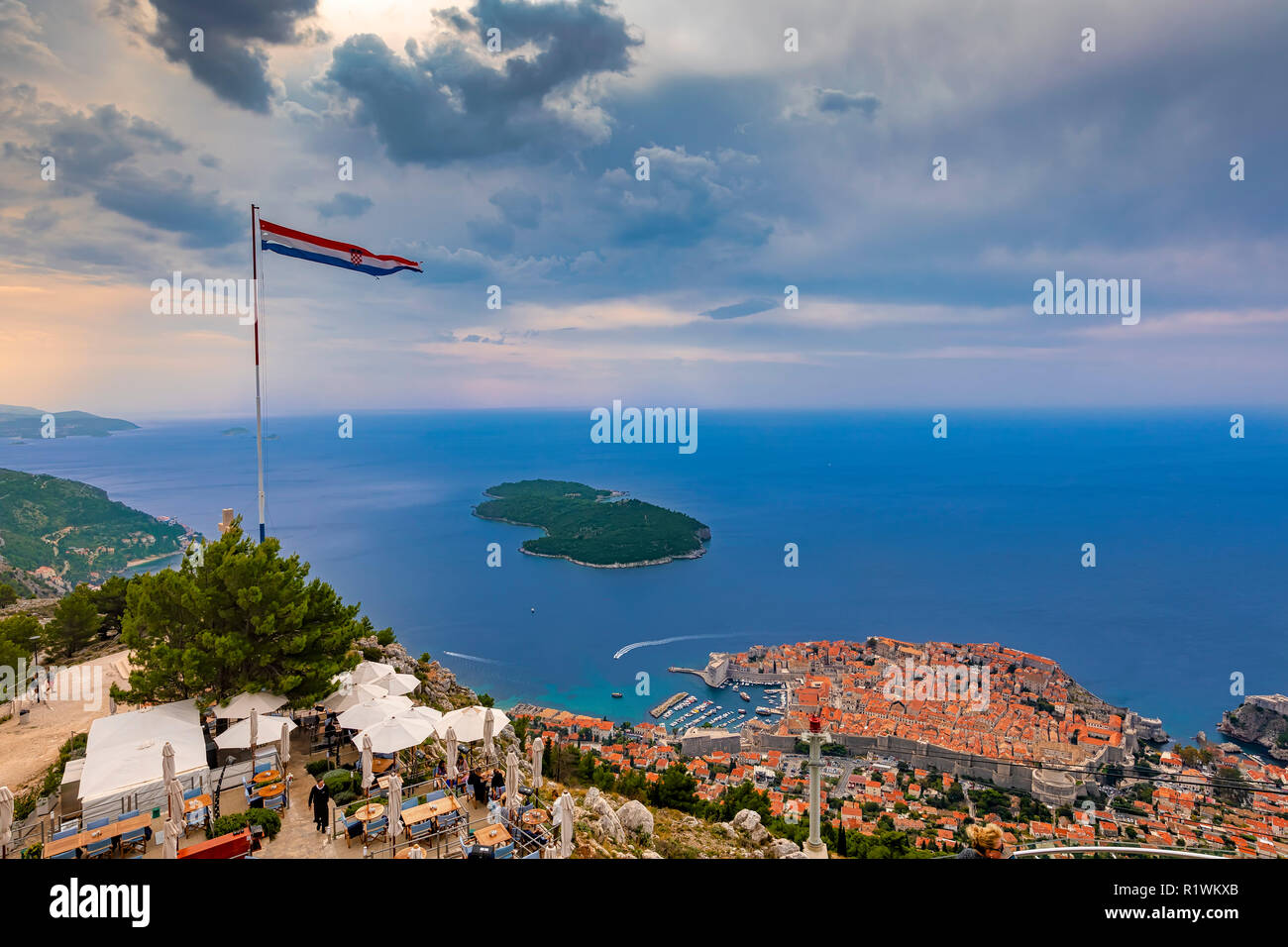 DUBROVNIK, KROATIEN - 21. Oktober: Die Altstadt und die Insel Lokrum Insel sind aus Utvrda Imperijal (Fort Imperial) am 21. Oktober 2018 in Dubrovnik, Kroatien gesehen. Dubrovnik ist eine der ältesten Städte an der Adria und ist ein beliebtes Ziel der Touristen und Kreuzer. Stockfoto