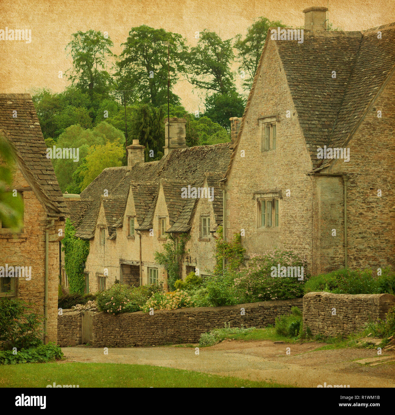 Bibury im Frühjahr. Traditionelle Cotswold Cottages in England, Großbritannien. Foto im Retro-Stil. Papier Textur. Stockfoto