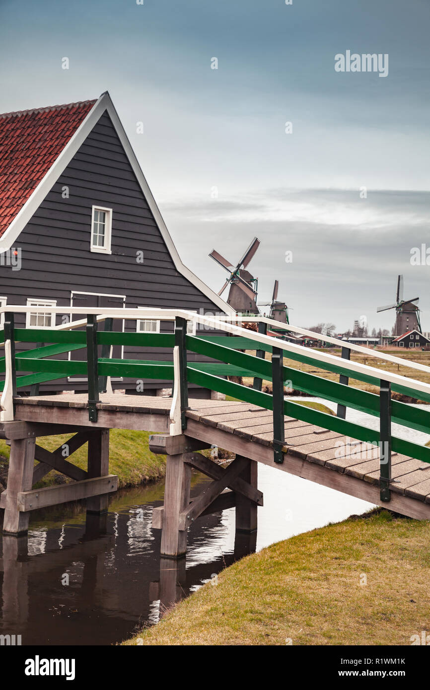 Holzbrücke und Scheune. Zaanse Schans Stadt, beliebten touristischen Attraktionen der Niederlande. Vorort von Amsterdam Stockfoto