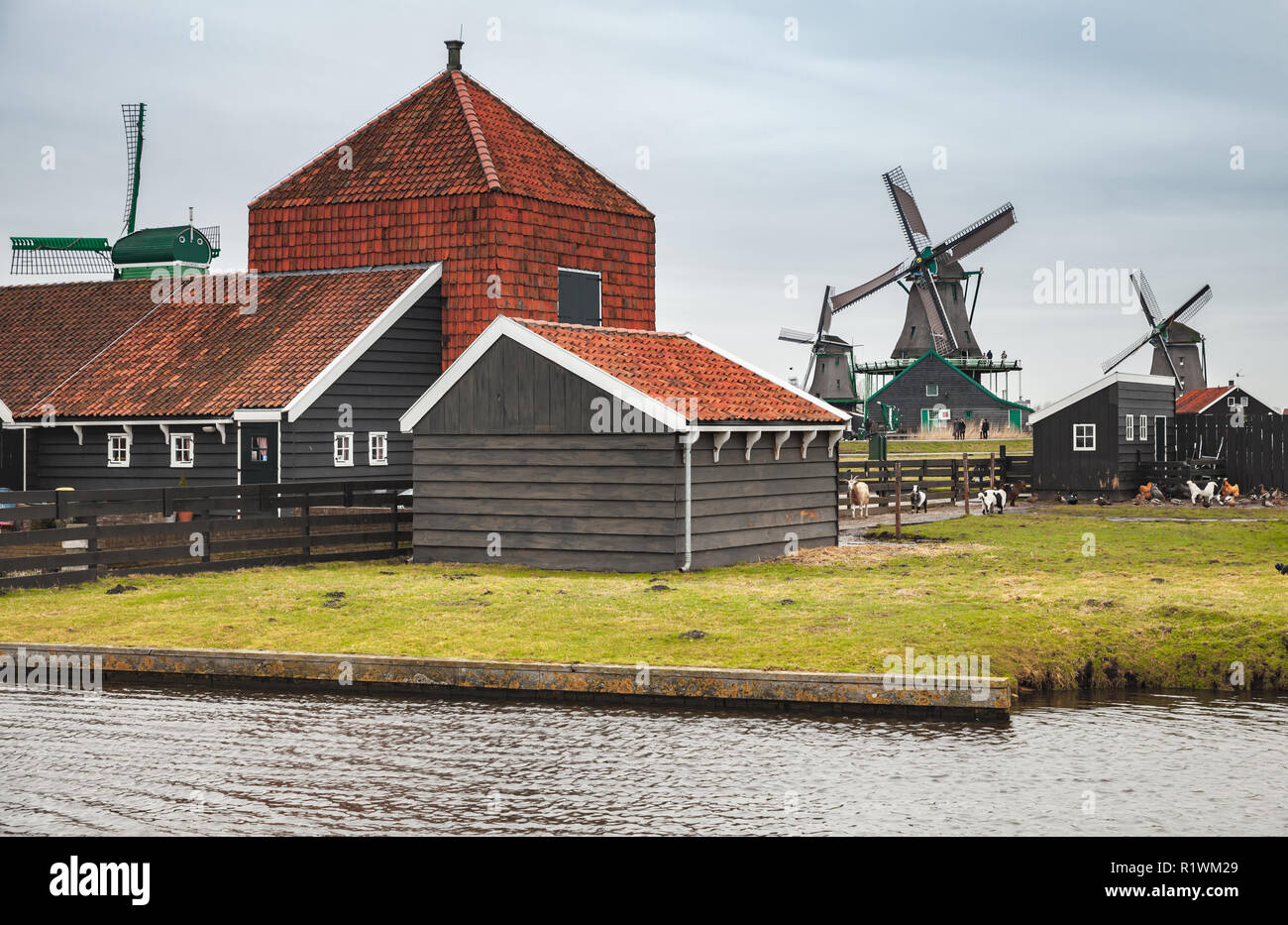 Holz-, Scheunen und Windmühlen auf Fluss Zaan Küste, Zaanse Schans Stadt, beliebten touristischen Attraktionen der Niederlande. Vorort von Amsterdam Stockfoto
