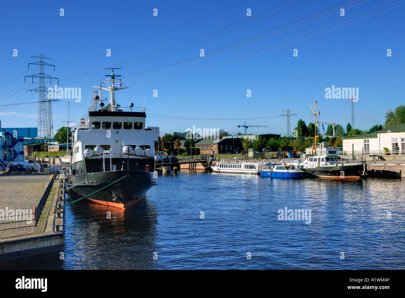 Ein Schiff in den Hafen von Harburg, Hamburg Stockfoto