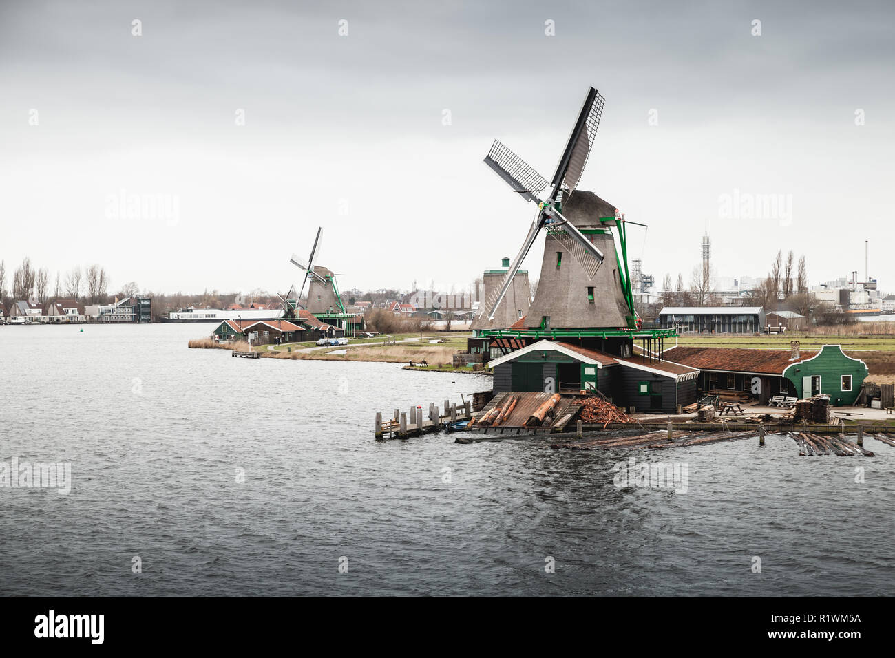 Windmühlen auf Fluss Zaan Küste. Zaanse Schans Stadt, Niederlande. Vorort von Amsterdam Stockfoto
