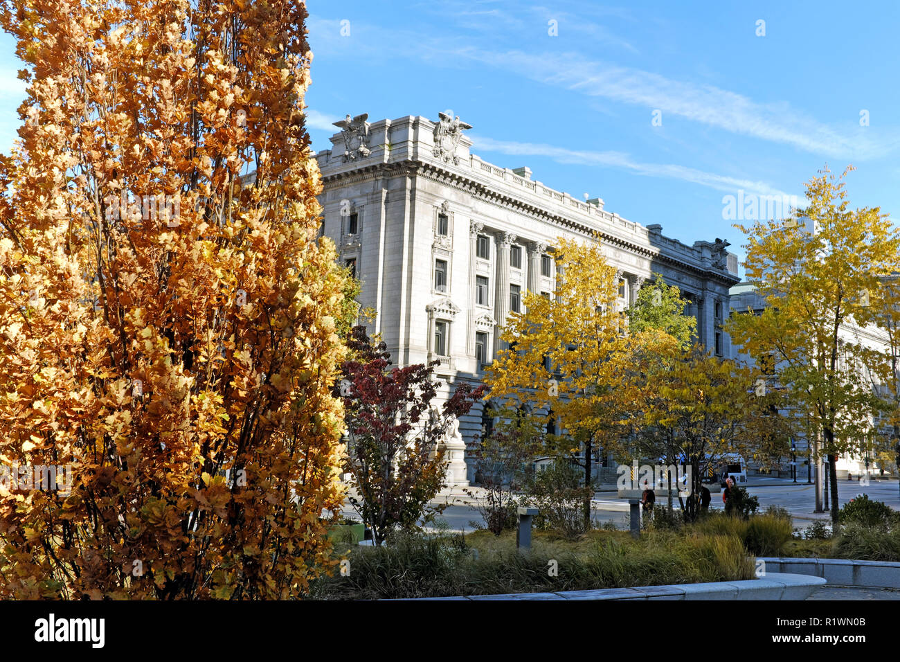 Durch die Innenstadt von Cleveland Public Square Herbst Laub gesehen, in der südwestlichen Ecke des historischen Metzenbaum US-Gericht angesehen wird. Stockfoto