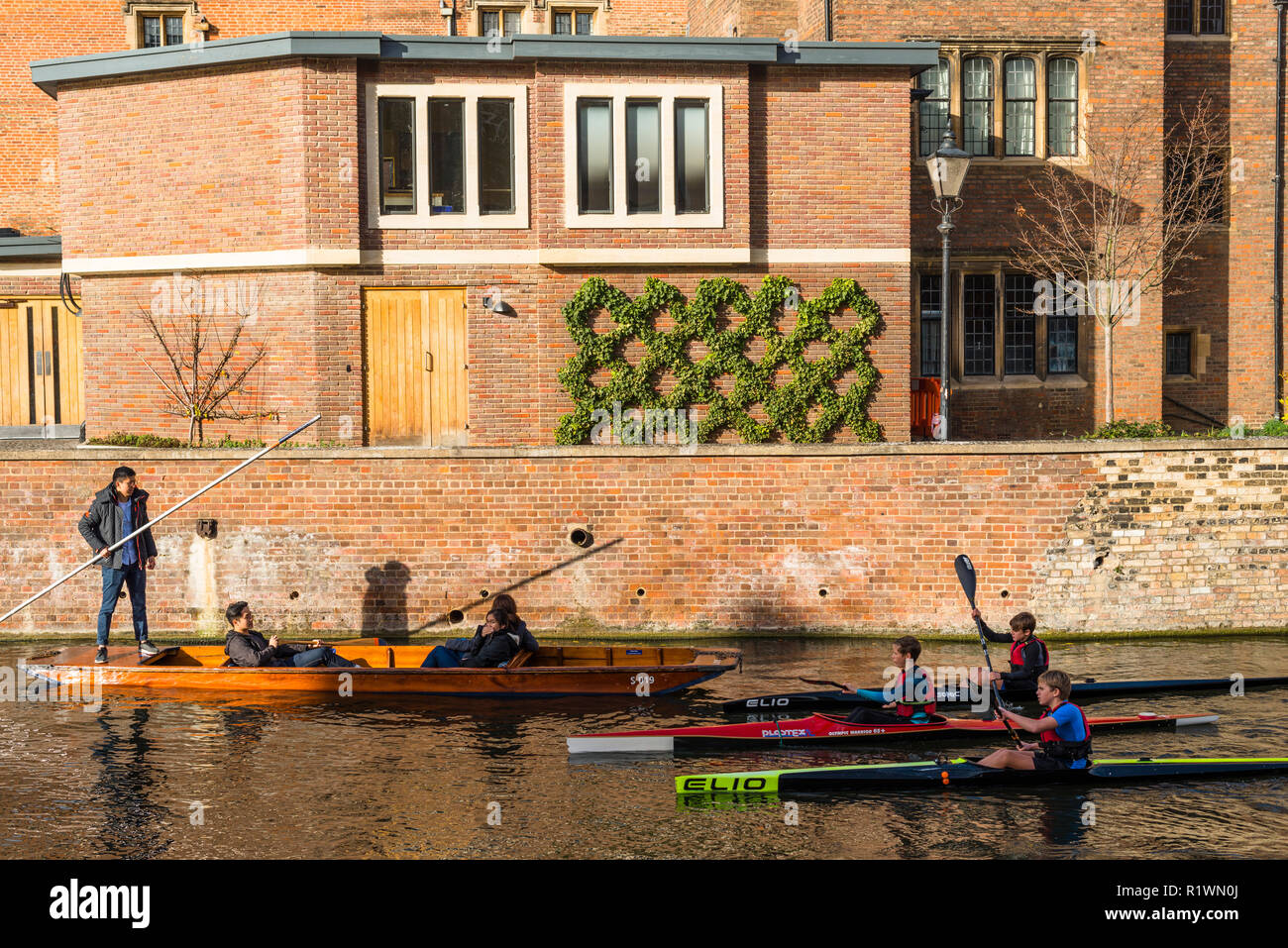 Kanuten Pass einen Stocherkahn auf dem Fluss Cam mit Magdalene College nach hinten. Cambridge University. England. UK. Stockfoto