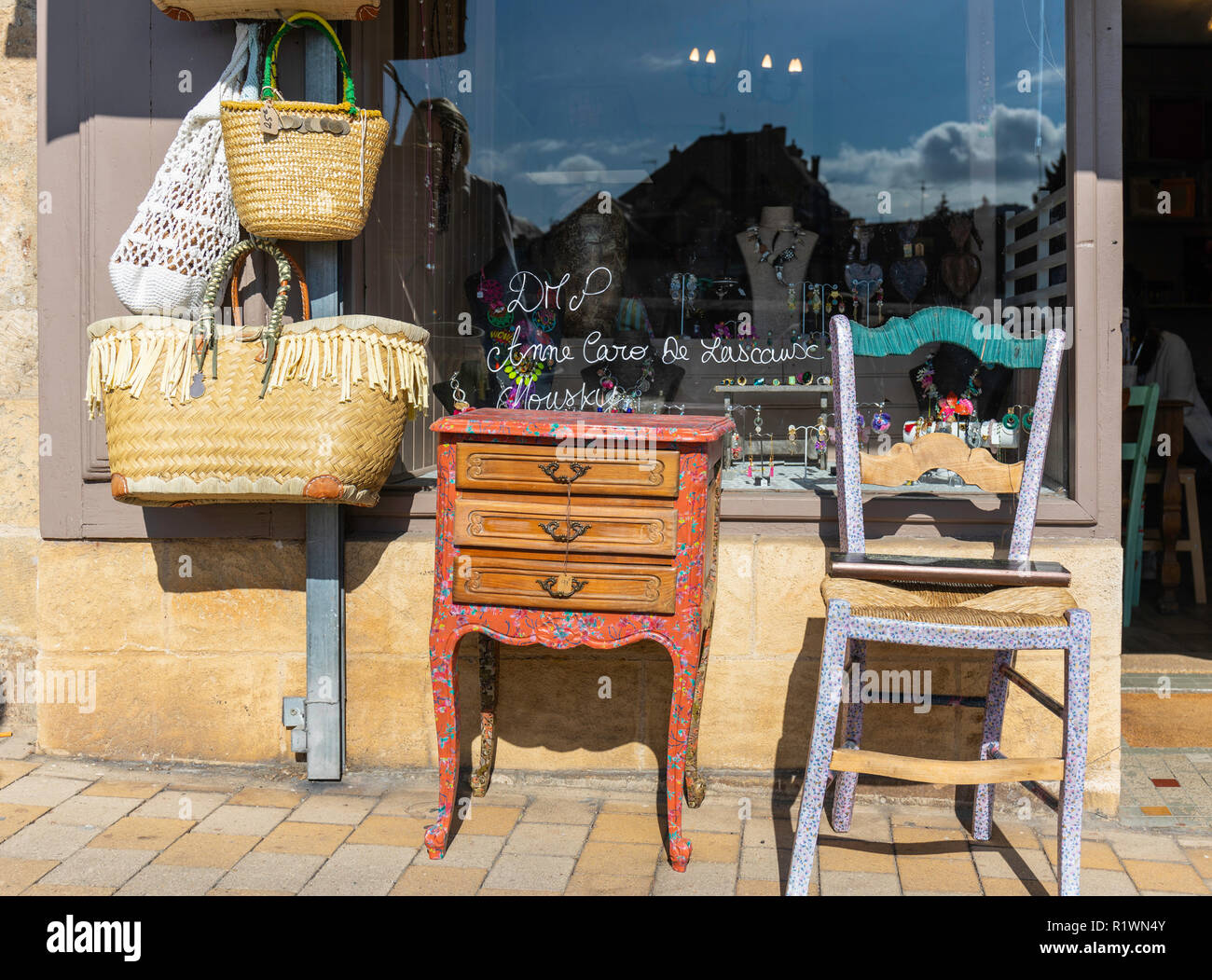 Recycelte Möbel auf Anzeige an Montignac, Frankreich Stockfoto