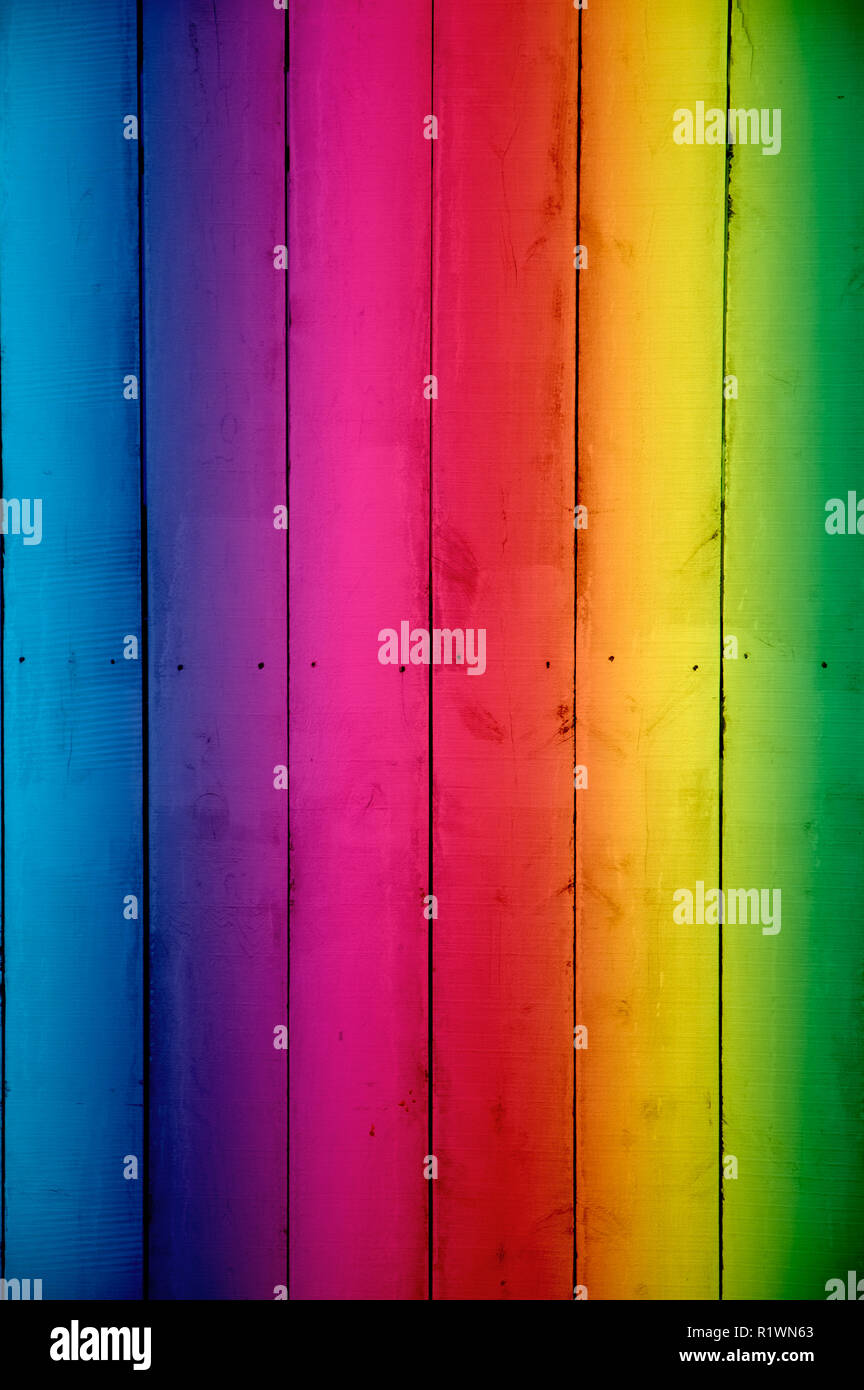 Regenbogen bemalte Holzzaunplanken oder Pflastenbögen Stockfoto