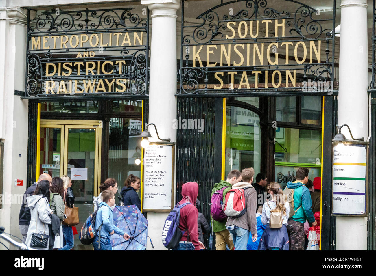 London England, Großbritannien, South Kensington Station, U-Bahn-Station außerhalb der Erde, Eingang, Schild, Eingabe, beschäftigt, Fahrer, Großbritannien GB Englisch Europa, UK180826051 Stockfoto