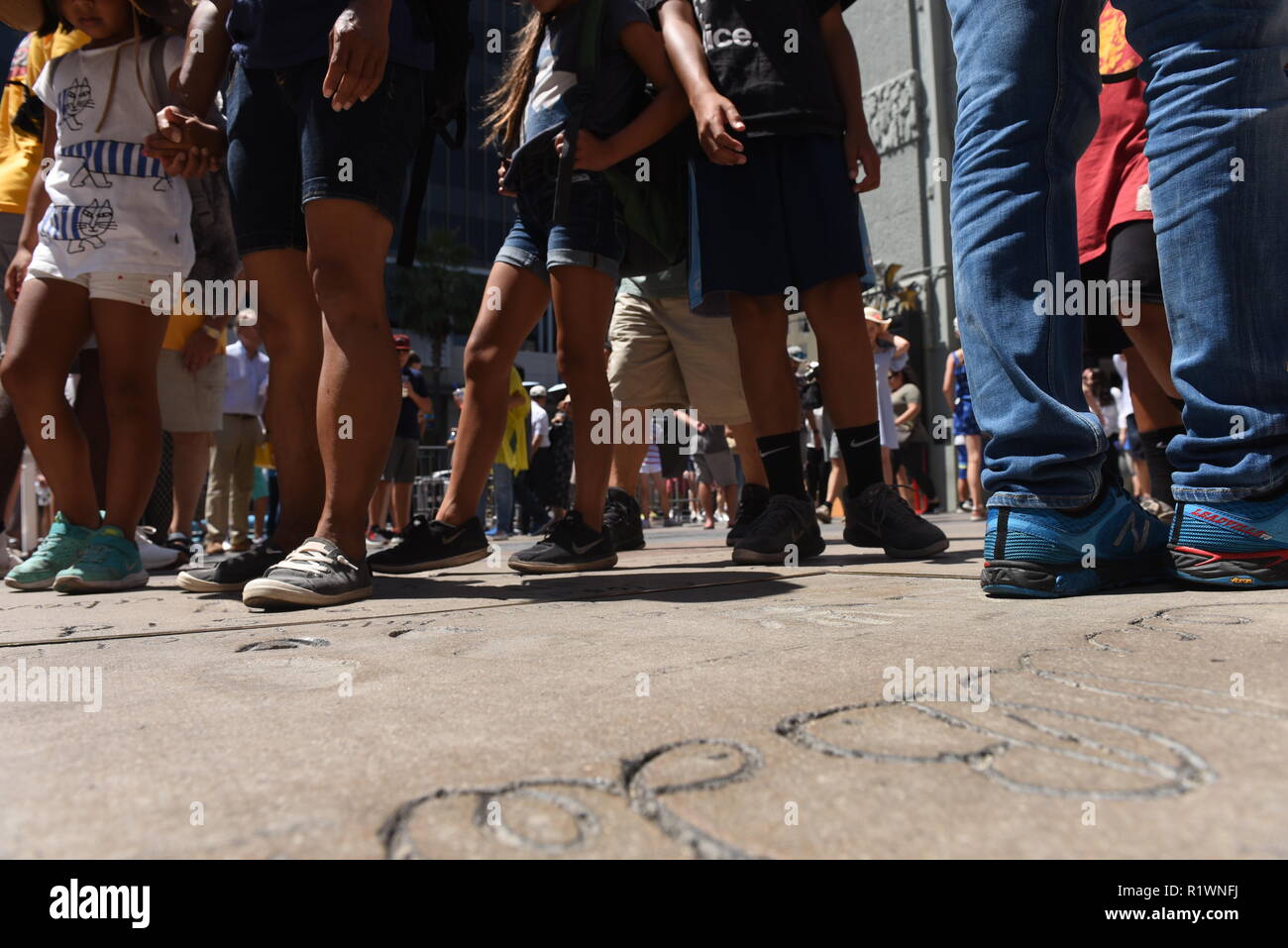 HOLLYWOOD, Kalifornien - 7. August 2018: Touristen an der Vorderseite des berühmten chinesischen Theater in Hollywood, CA. Stockfoto