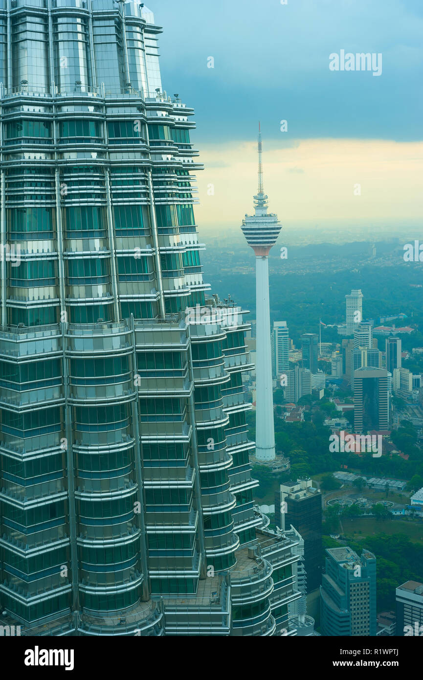 Kuala Lumpur tv Turm durch Wolkenkratzer Blick von oben, Malaysia Stockfoto