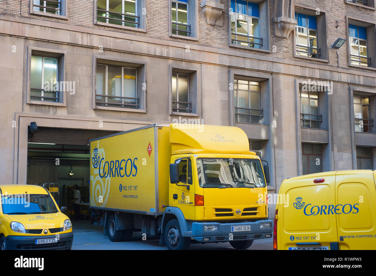 Gelbe Computerwoche post Lkw auf der Straße von Barcelona, Spanien Stockfoto