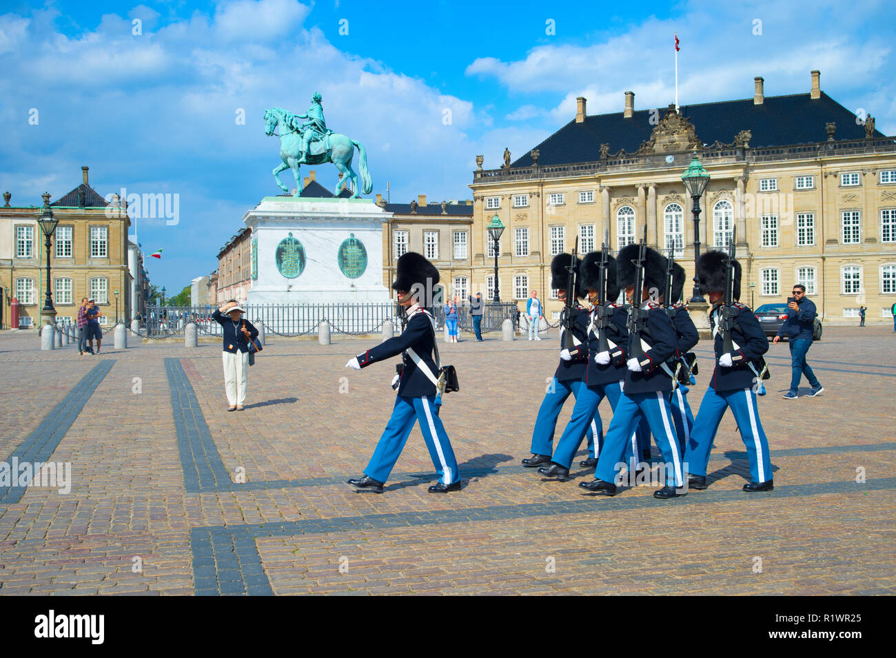 Dänische Königliche Wache marschieren bei Square von Schloss Amalienborg und Frederic Denkmal Stockfoto