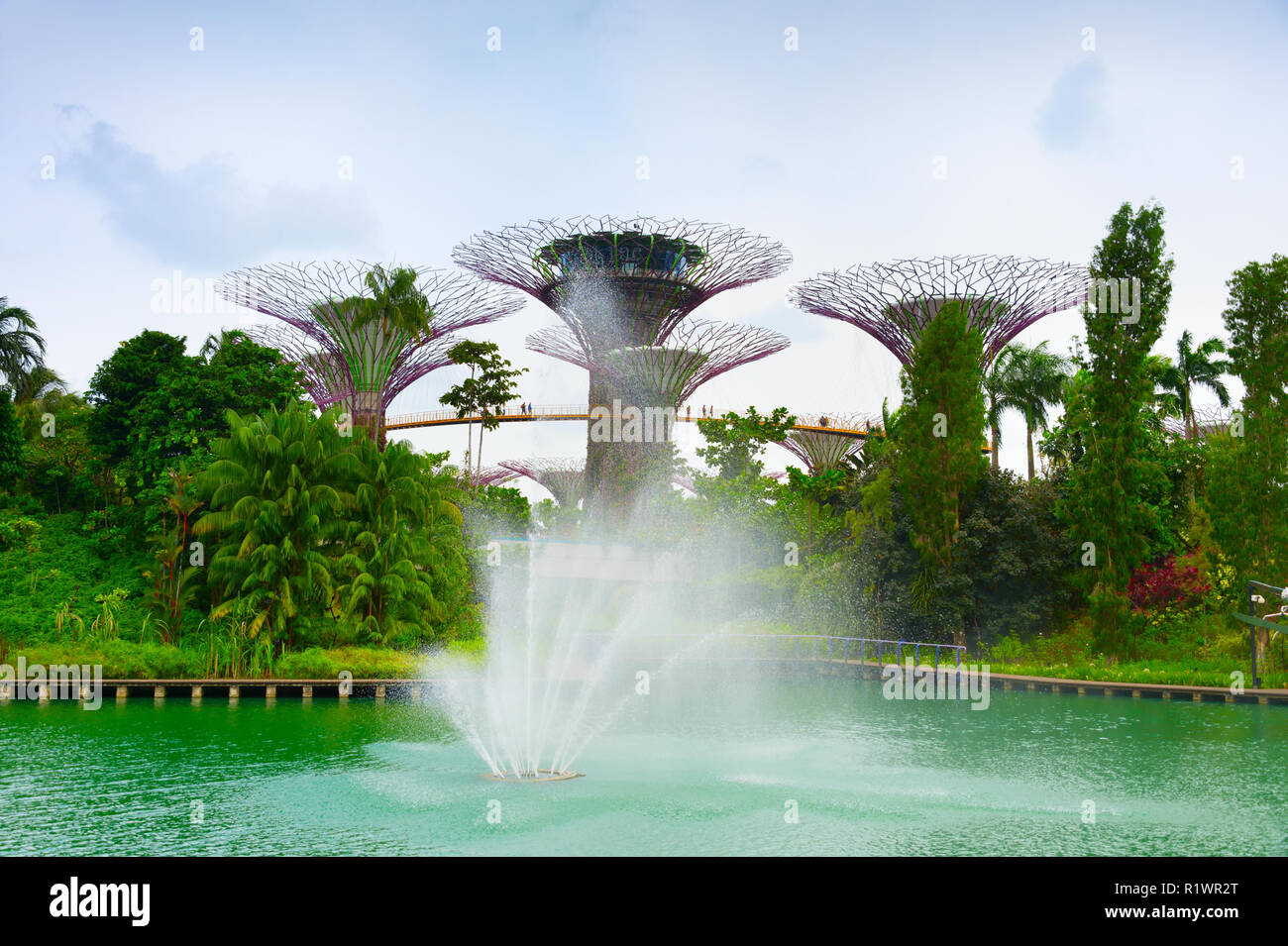 Malerischer Blick auf moderne futuristische Singapur Gärten durch die Bucht Stockfoto