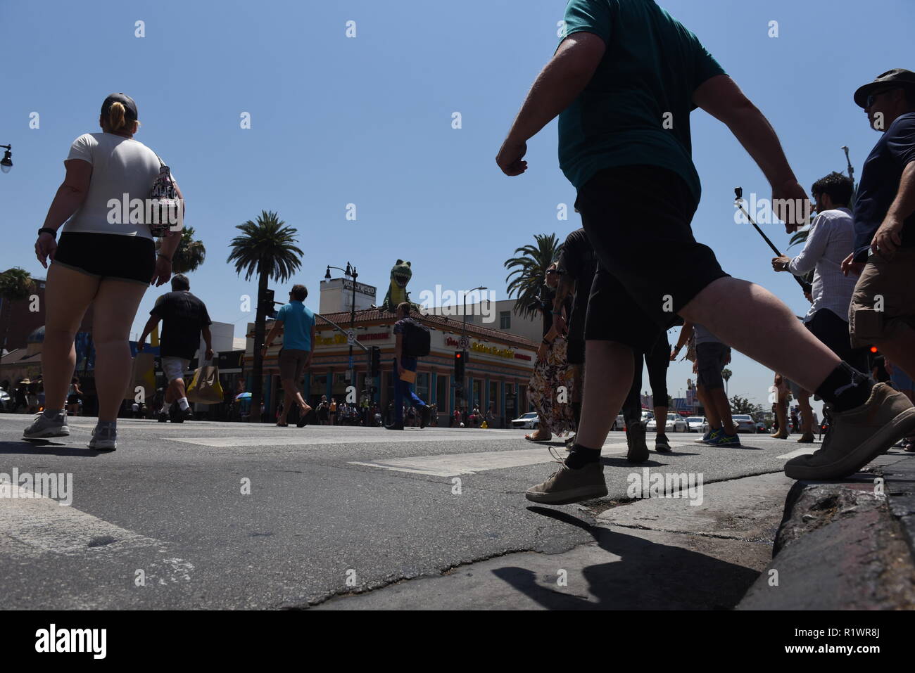 HOLLYWOOD - August 7, 2018: die Menschen überqueren die Straße von niedrigen Winkel Sicht auf dem Hollywood Blvd. in Hollywood, CA. Stockfoto