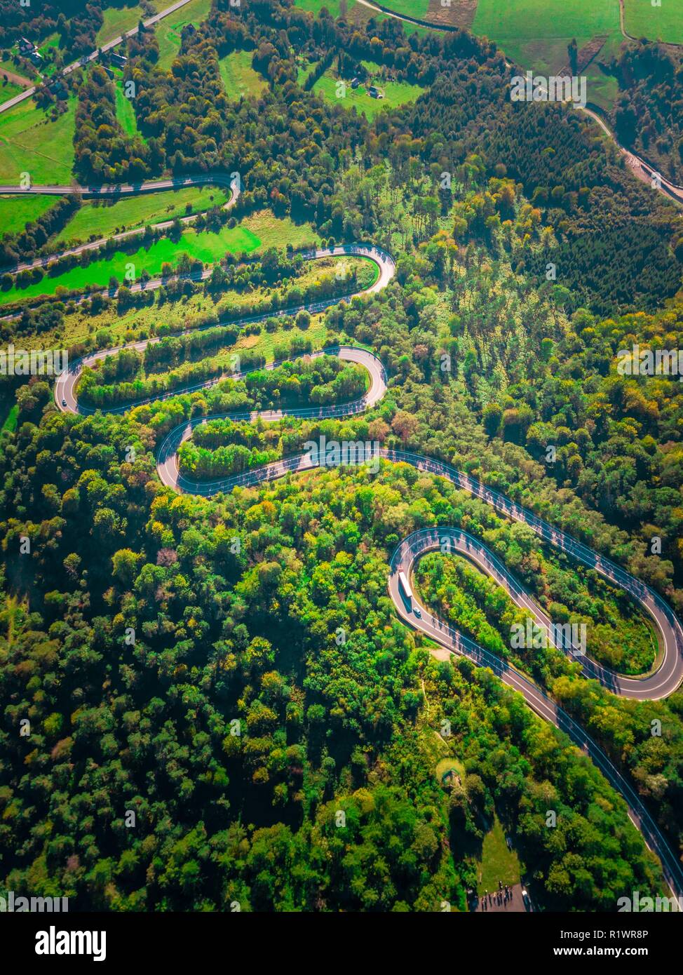 Kurve straßen von oben -Fotos und -Bildmaterial in hoher Auflösung – Alamy