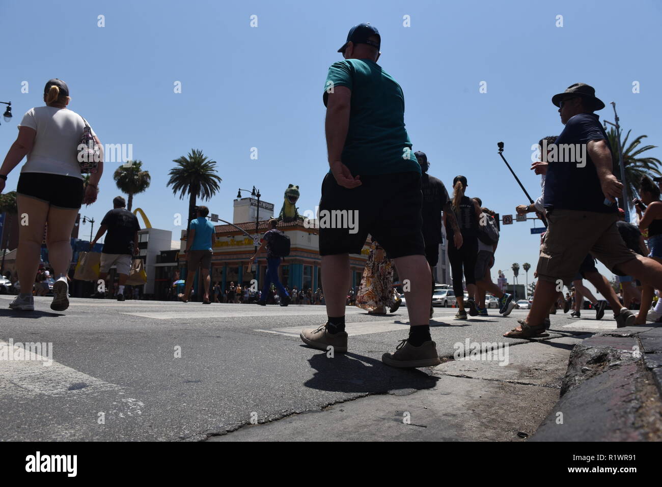 HOLLYWOOD - August 7, 2018: die Menschen überqueren die Straße von niedrigen Winkel Sicht auf dem Hollywood Blvd. in Hollywood, CA. Stockfoto