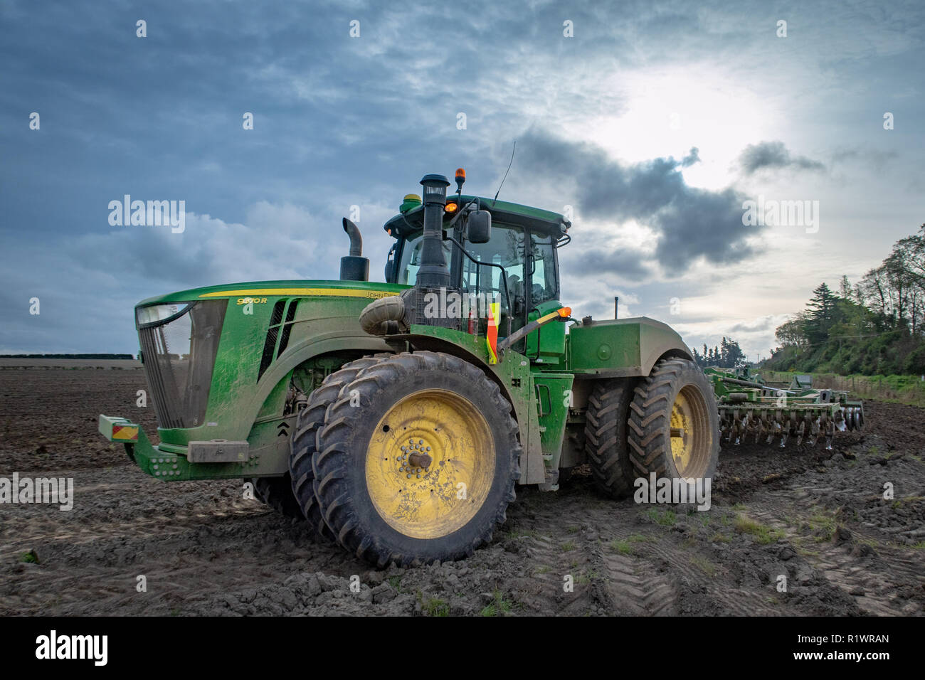 Courtenay, Canterbury, Neuseeland - 21. September 2018: Eine zentrale John Deere 9370R Ziehen einer Great Plains Pflug arbeiten in einem Feld im Frühling Stockfoto