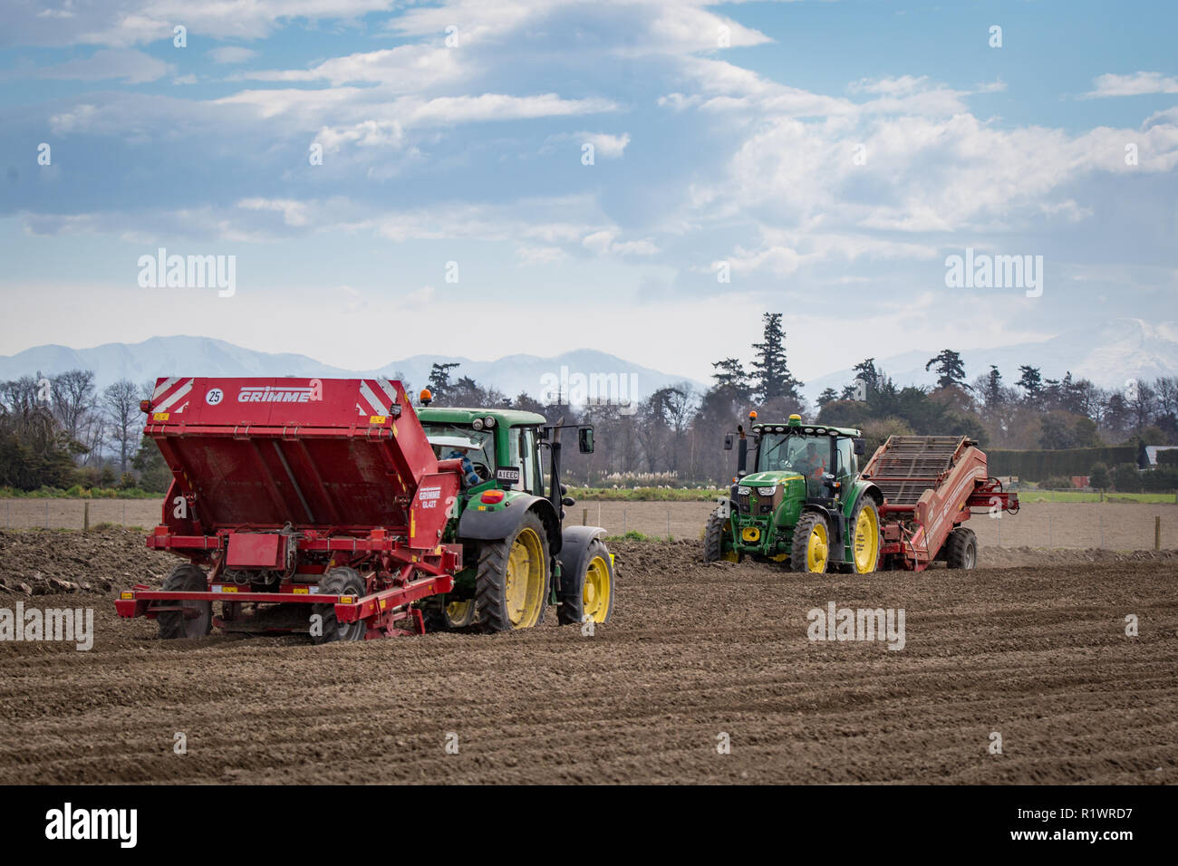 Temuka, Canterbury, Neuseeland - 14. September 2018: John Deere Traktoren und Maschinen auf einem landwirtschaftlichen Betrieb bereitet den Boden für die Aussaat Stockfoto
