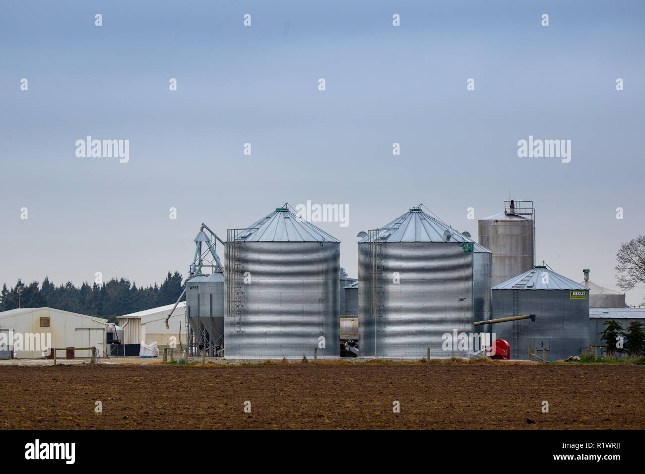 Große Silos für die Lagerung von Getreide auf einer Farm in Neuseeland Stockfoto