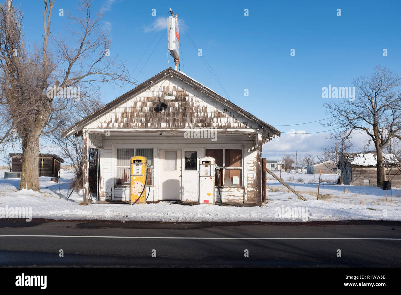 Vorderansicht der alten, verlassenen Tankstelle Stockfoto