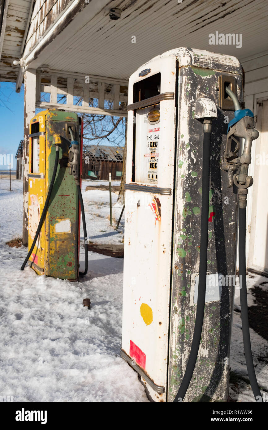 Geschlossene Tankstelle in ländlichen Westen mit verwittertes Holz weiße Gebäude und 2 50 der Stil von Pumpen und Schnee auf dem Boden Stockfoto