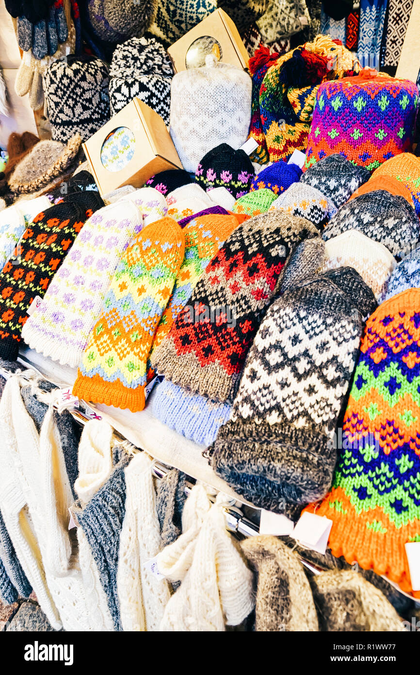 Bunte Handschuhe, Handschuhe, Socken und Hüte im Stall beim Weihnachtsmarkt  im Winter Riga in Lettland Stockfotografie - Alamy