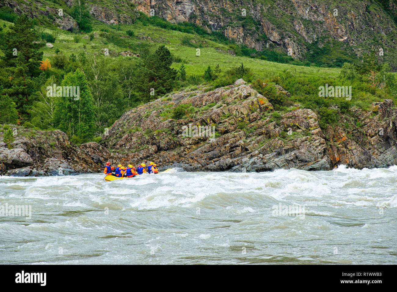 Menschen auf Kanu Kajak in Fluss Katun im Altai in Russland Stockfoto