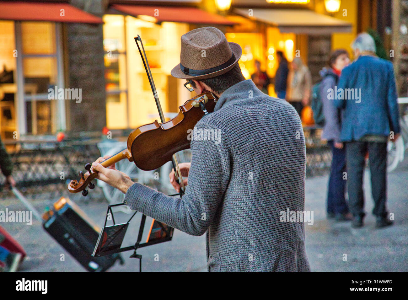 Florenz, Italy-June 16, 2017: Straßenmusiker unterhalten Touristen Attraktionen in der Nähe von Sehenswürdigkeiten in Florenz Stockfoto