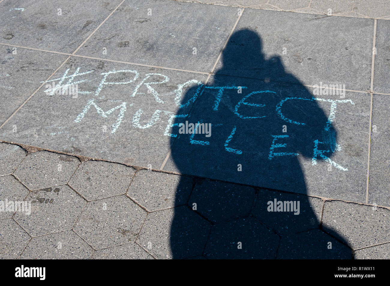 Die Kreide schreiben ion Washington Square Park drängt Leute, die Robert Mueller Ermittlungen gegen Trumpf zu schützen. Stockfoto