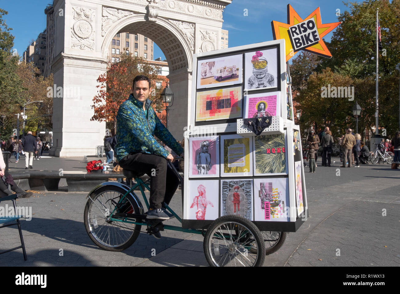 MOBILE ART GALLERY. Cem Kocyildirim Verkauf von Drucken aus seinem dreirädrigen Fahrrad. In den Washington Square Park. Stockfoto