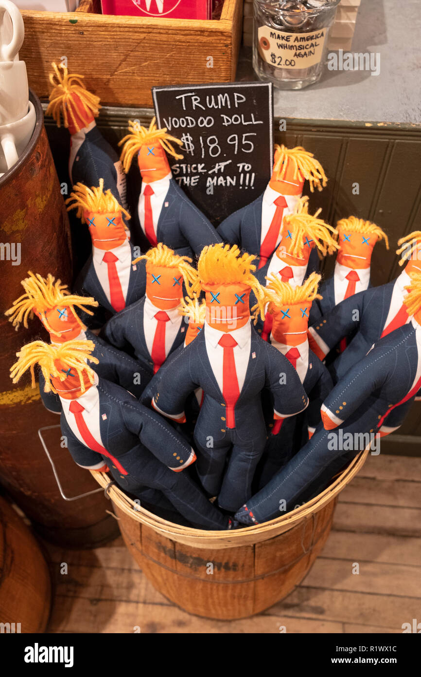 Ein Korb mit Donald Trump Voodoo Puppen zum Verkauf an's Fish Eddy, eine tchotchke Store am Broadway in Manhattan, New York City. Stockfoto