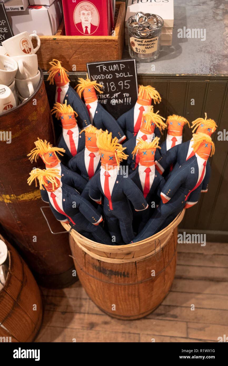 Ein Korb mit Donald Trump Voodoo Puppen zum Verkauf an's Fish Eddy, eine tchotchke Store am Broadway in Manhattan, New York City. Stockfoto