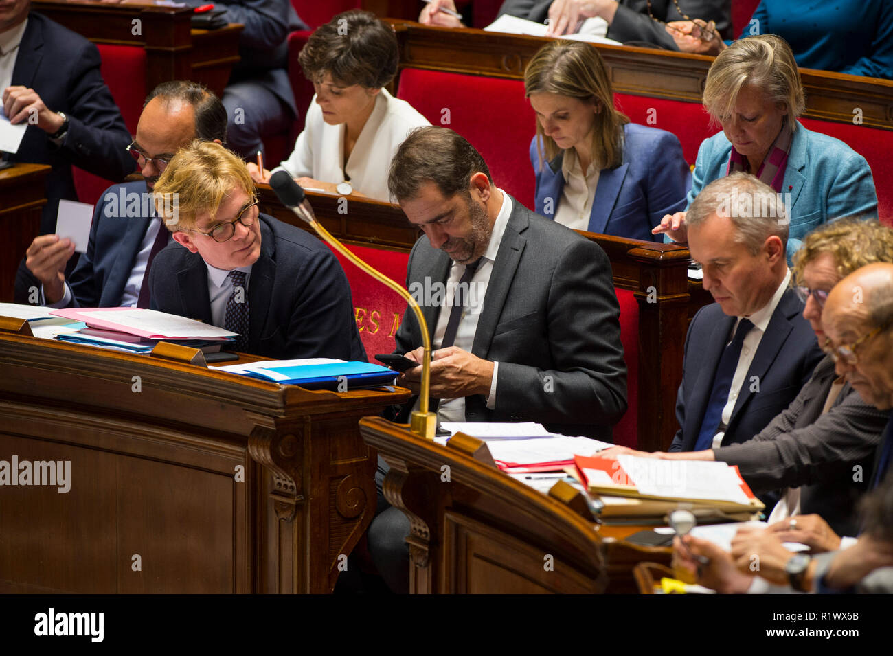 Der französische Premierminister Edouard Philippe und Minister des Innern Christophe Castaner gesehen die Teilnahme an einer Sitzung der Fragen zur Regierung in der Nationalversammlung. Stockfoto