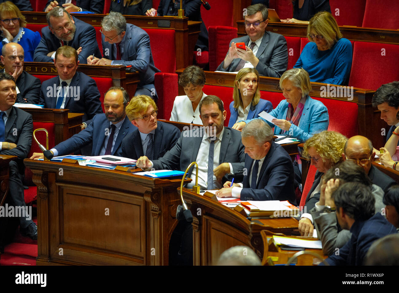 Der französische Premierminister Edouard Philippe und Minister des Innern Christophe Castaner gesehen die Teilnahme an einer Sitzung der Fragen zur Regierung in der Nationalversammlung. Stockfoto