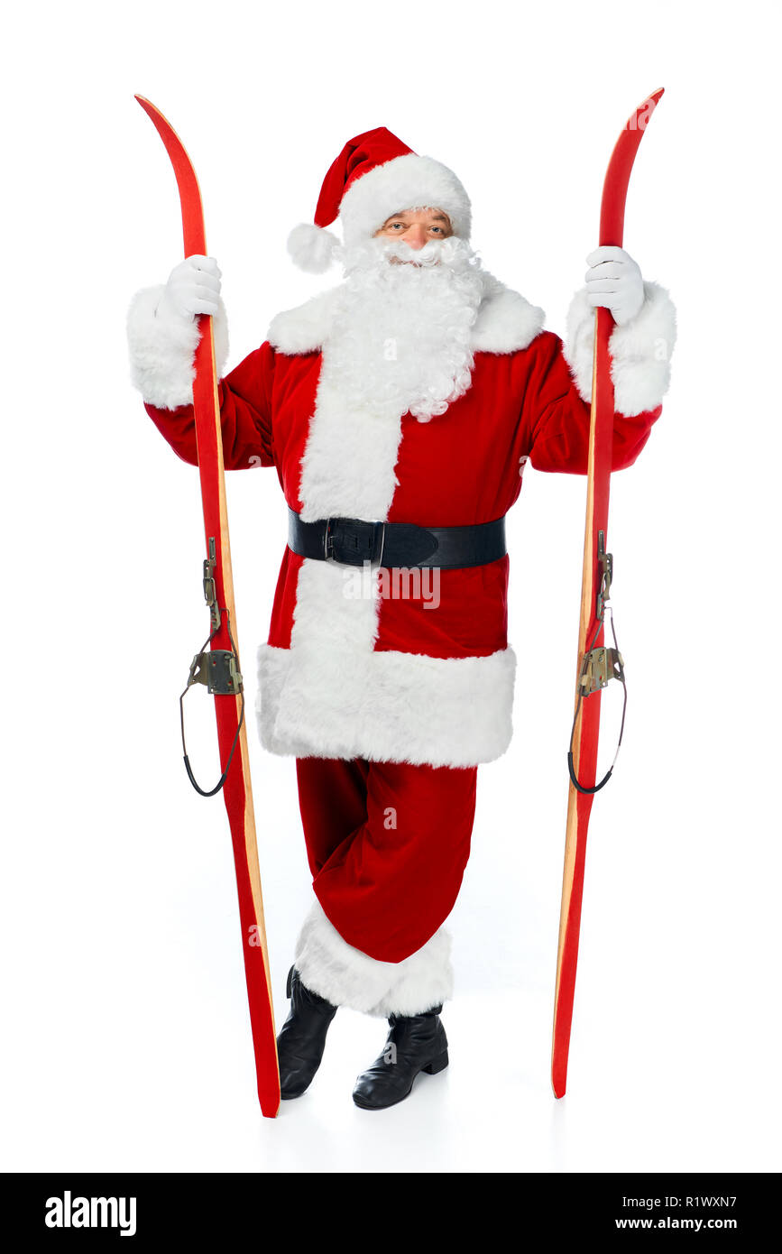 Santa claus Holding Skier isoliert auf weißem Stockfoto