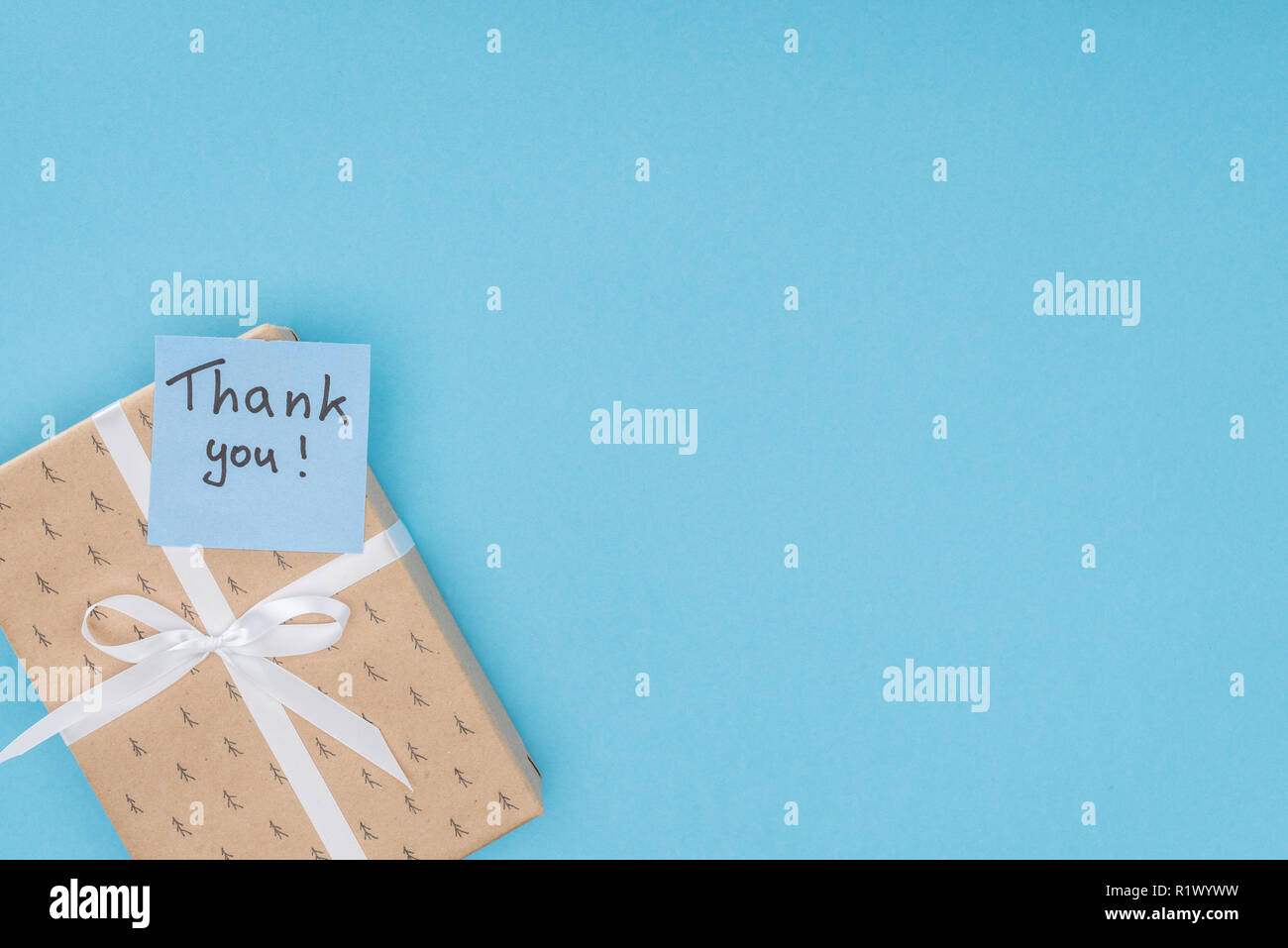Haftnotiz mit vielen Dank Schriftzüge auf geschenkkarton auf blauem Hintergrund isoliert Stockfoto