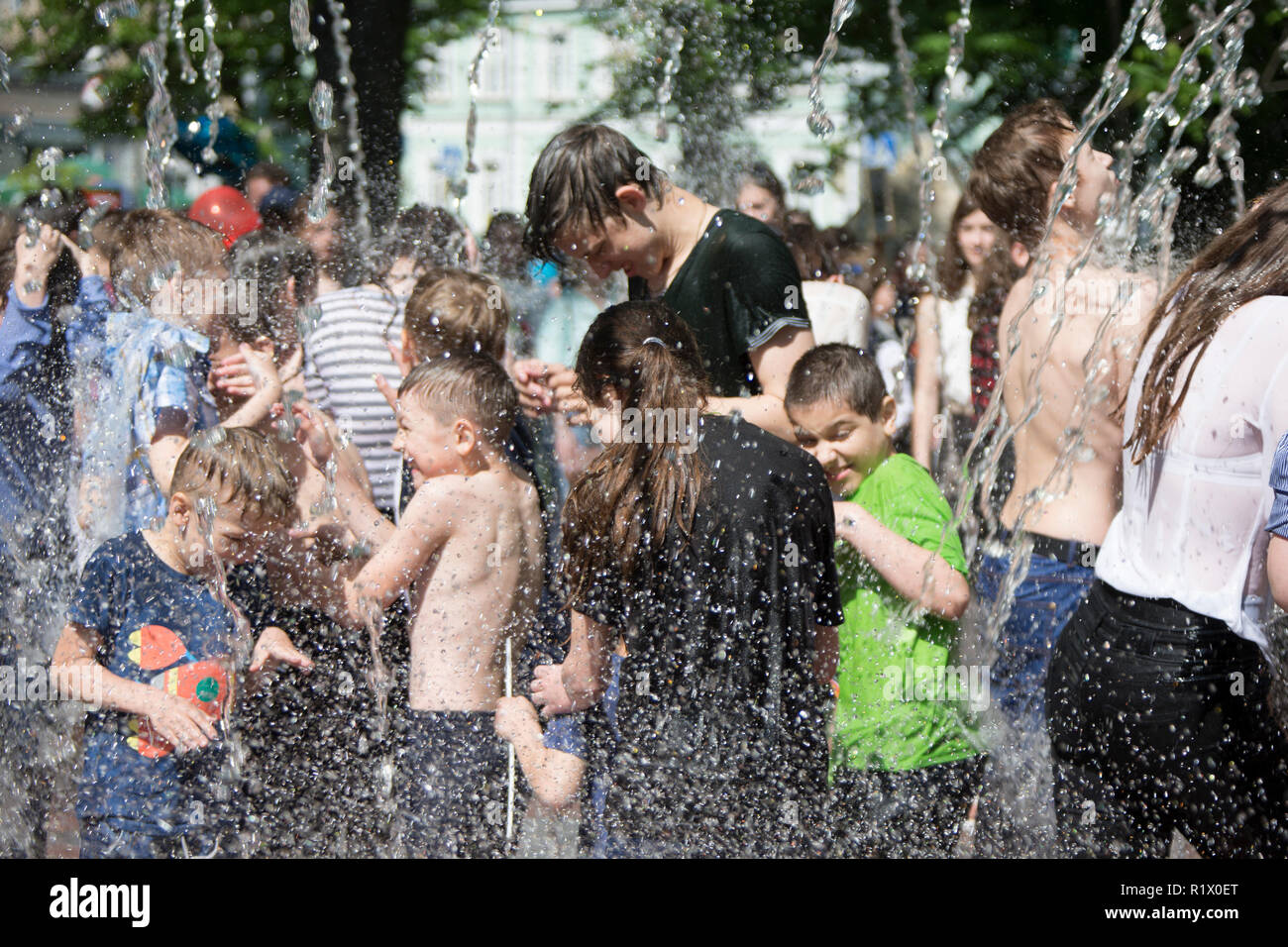 Belarus, die Stadt Gomel, Mai 09, 2018. Feier der Tag des Sieges. Park. Menschen unter dem Wasserstrahl. Baden im Brunnen Stockfoto